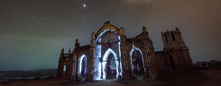 Ruins of a renaissance church under the starry nightsky.