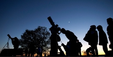 People watching stars with telescopes