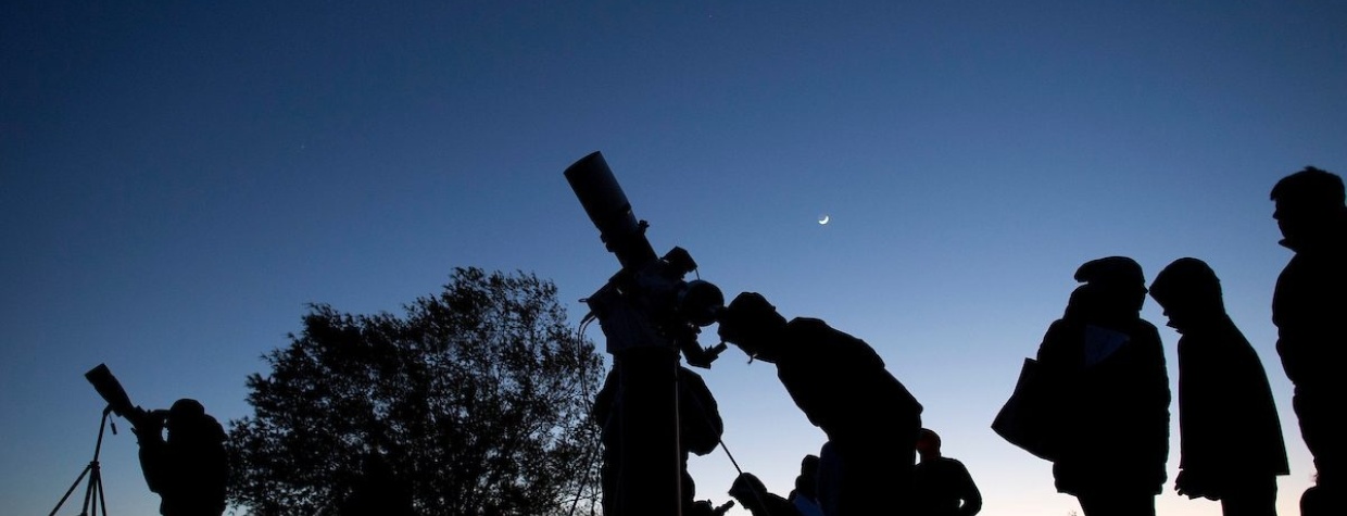 People watching stars with telescopes