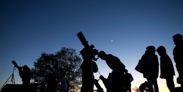 People watching stars with telescopes