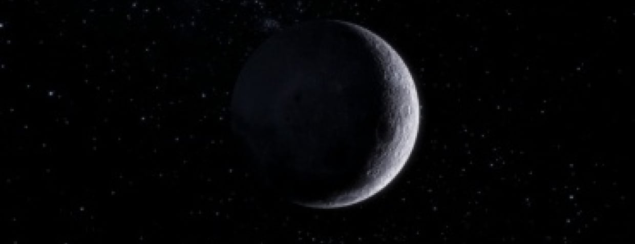 A crescent moon in the black sky