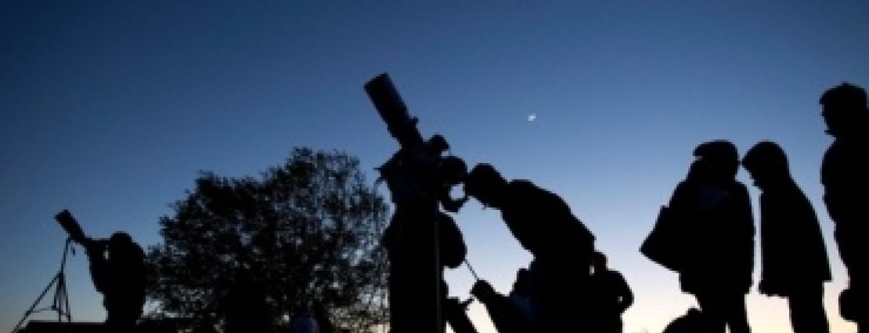 People watching stars with telescopes