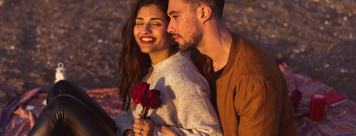 Um casal em uma noite romântica na praia.