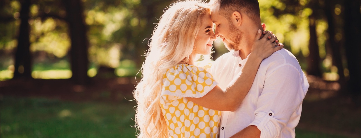 Um casal feliz ao ar livre no verão.