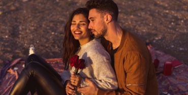 Una coppia durante una serata romantica in spiaggia per il terzo anniversario di matrimonio.