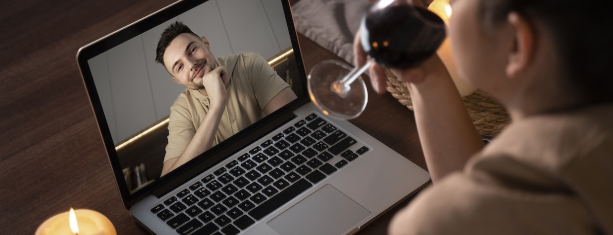 A couple on a virtual date.