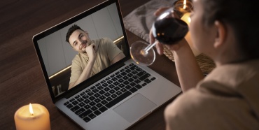 Una coppia durante un appuntamento virtuale.