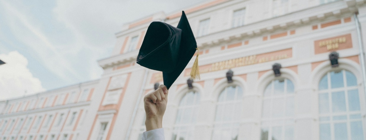 Un estudiante con un birrete de graduación
