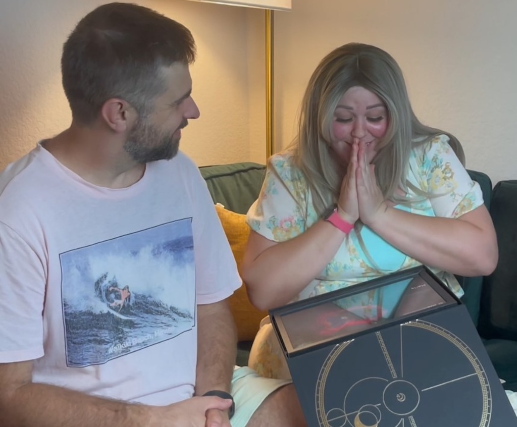 Um casal feliz abrindo uma Caixa de Presente Física da Label Stars.