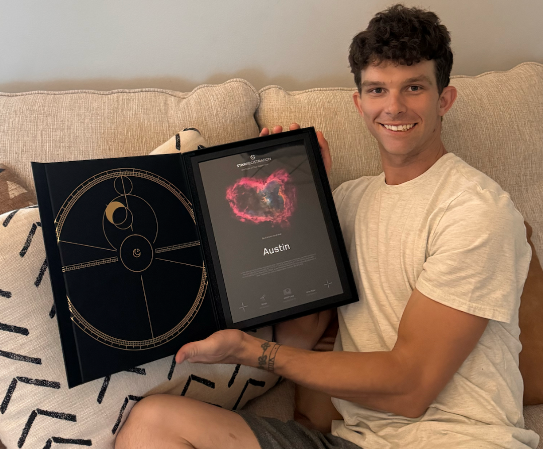 Um cliente feliz da Label Stars segurando um certificado de registro de estrela.