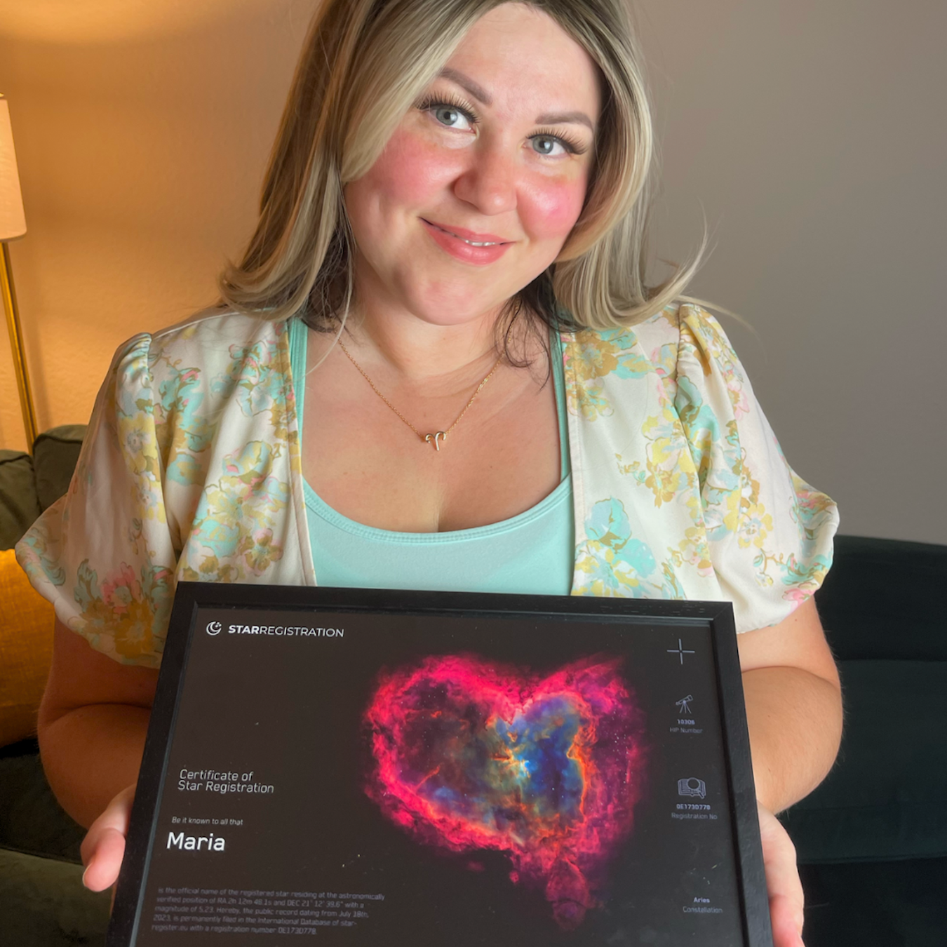 Une cliente heureuse de Label Stars tenant un certificat d'&eacute;toile.