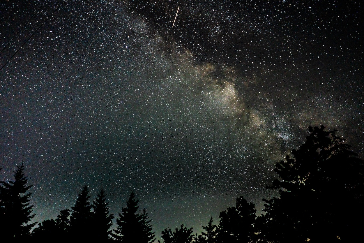 Un ciel nocturne parsem&eacute; de centaines d'&eacute;toiles.