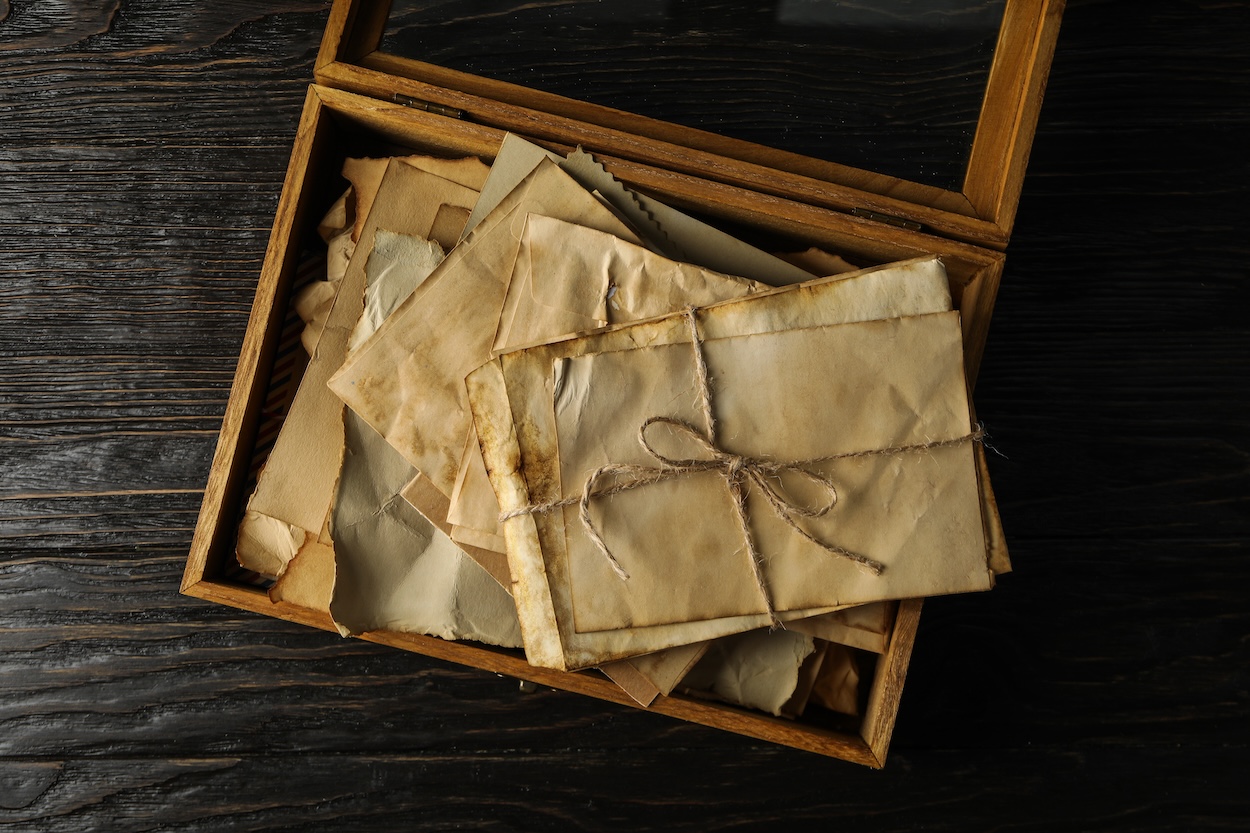Una scatola di legno piena di lettere.