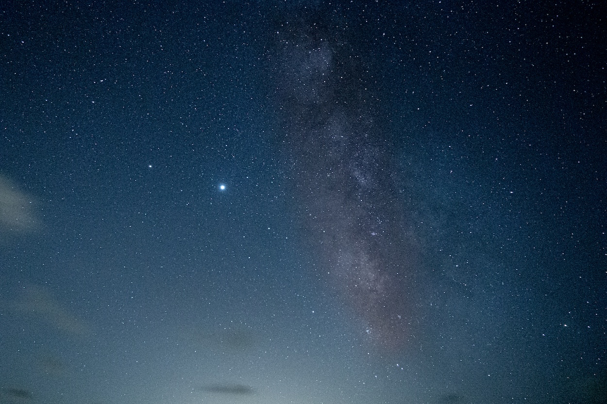 Un ciel parsem&eacute; d'&eacute;toiles, l'une d'elles &eacute;tant particuli&egrave;rement brillante.