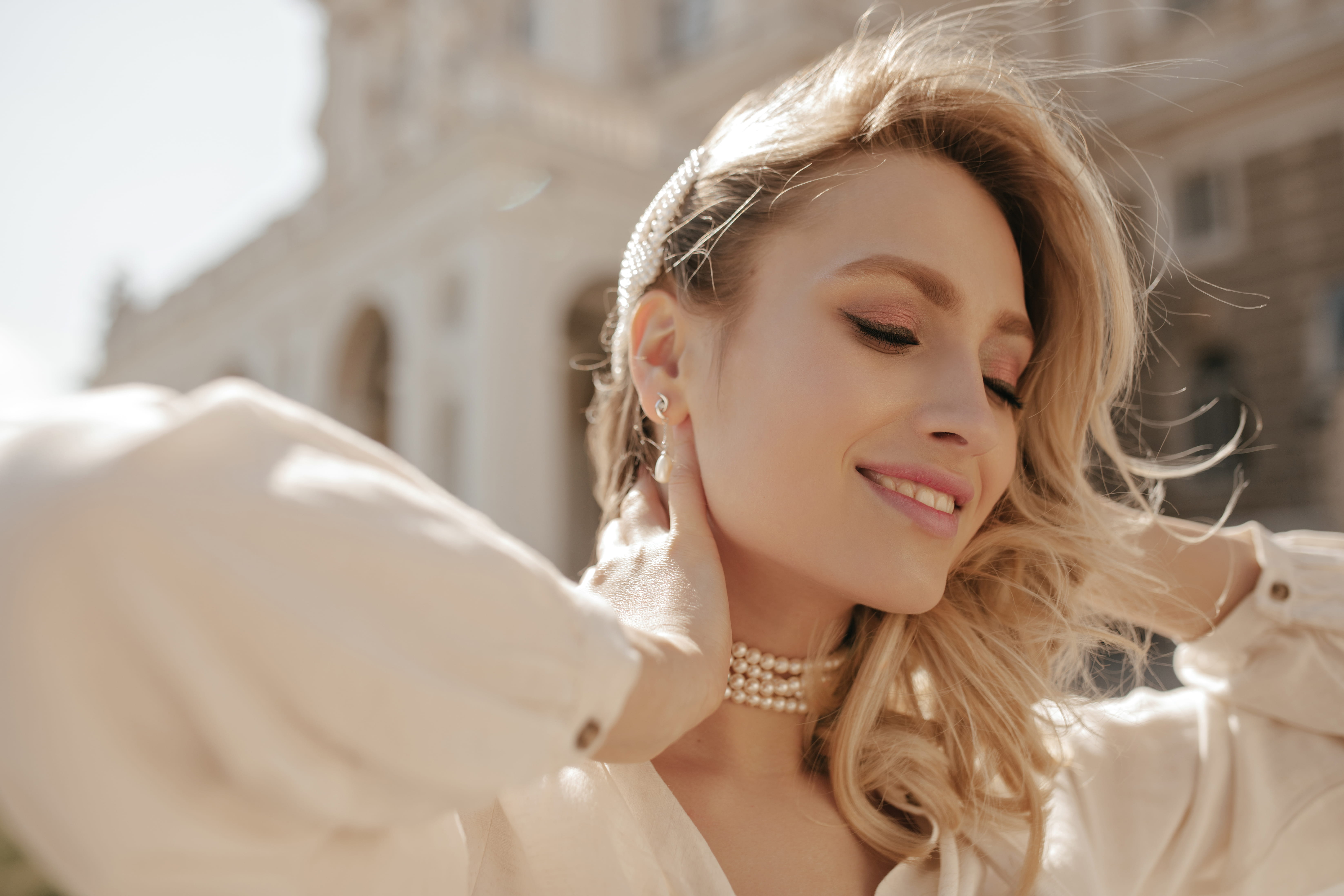 Uma mulher usando um colar de pérolas e brincos de pérolas.