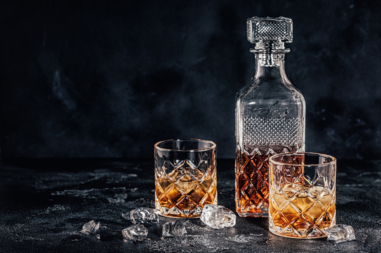 Un juego de decantador de whisky personalizado.
