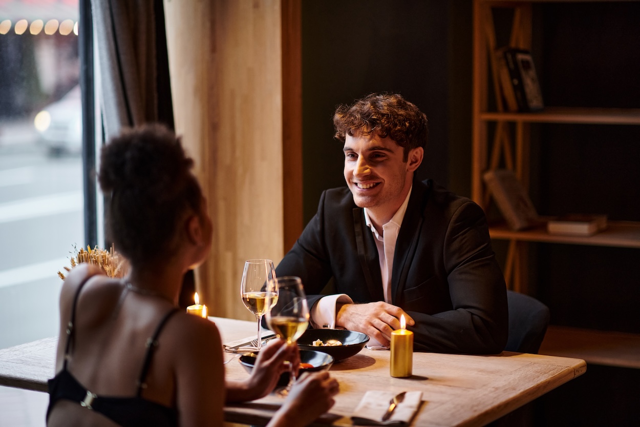 Una coppia durante una cena romantica.