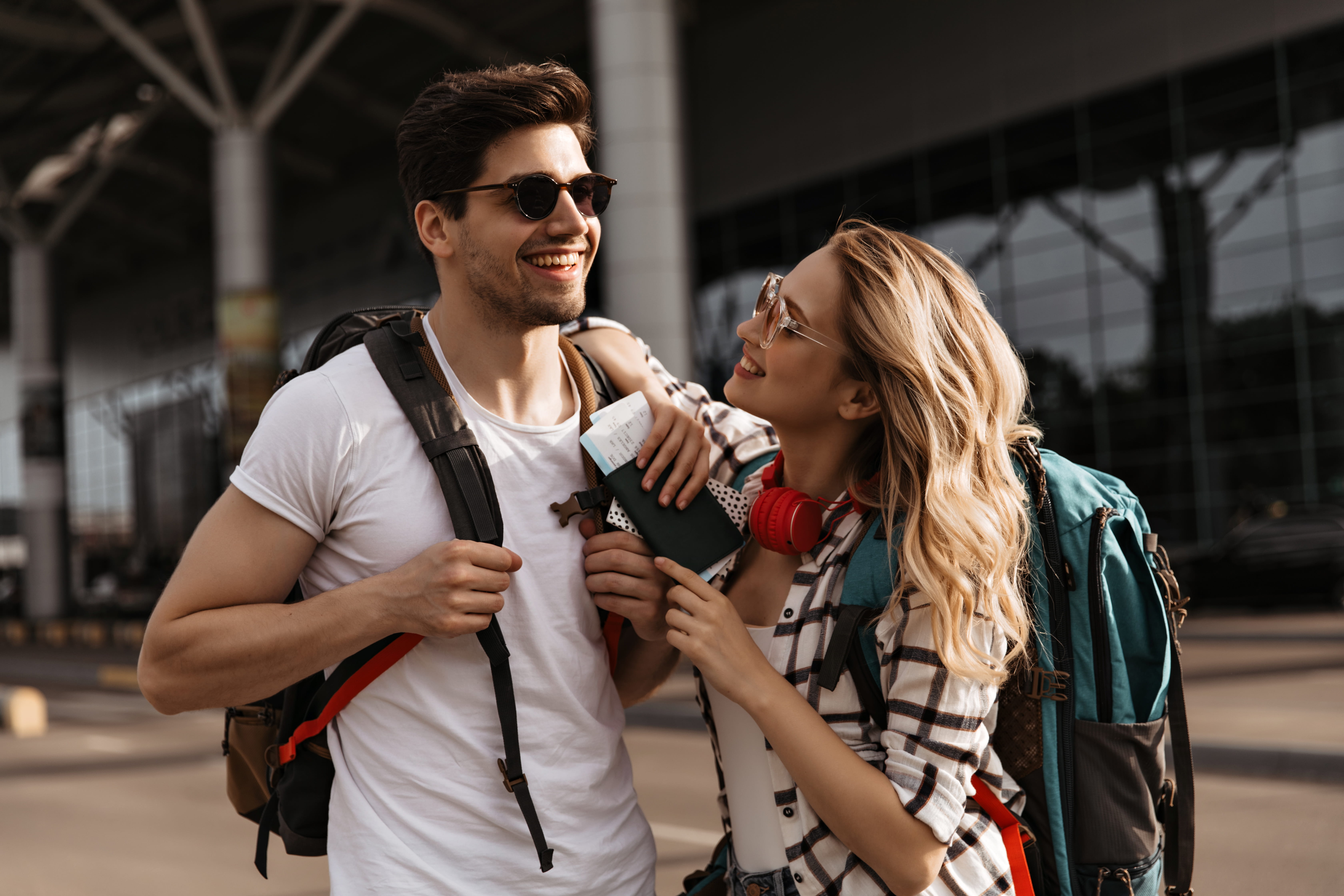 Um casal feliz viajando.