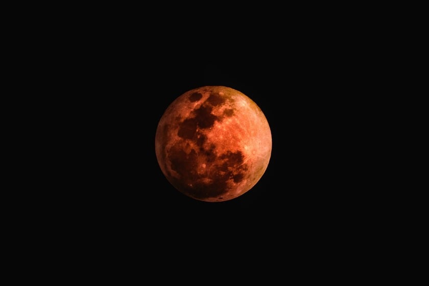 A red Moon in the darkness