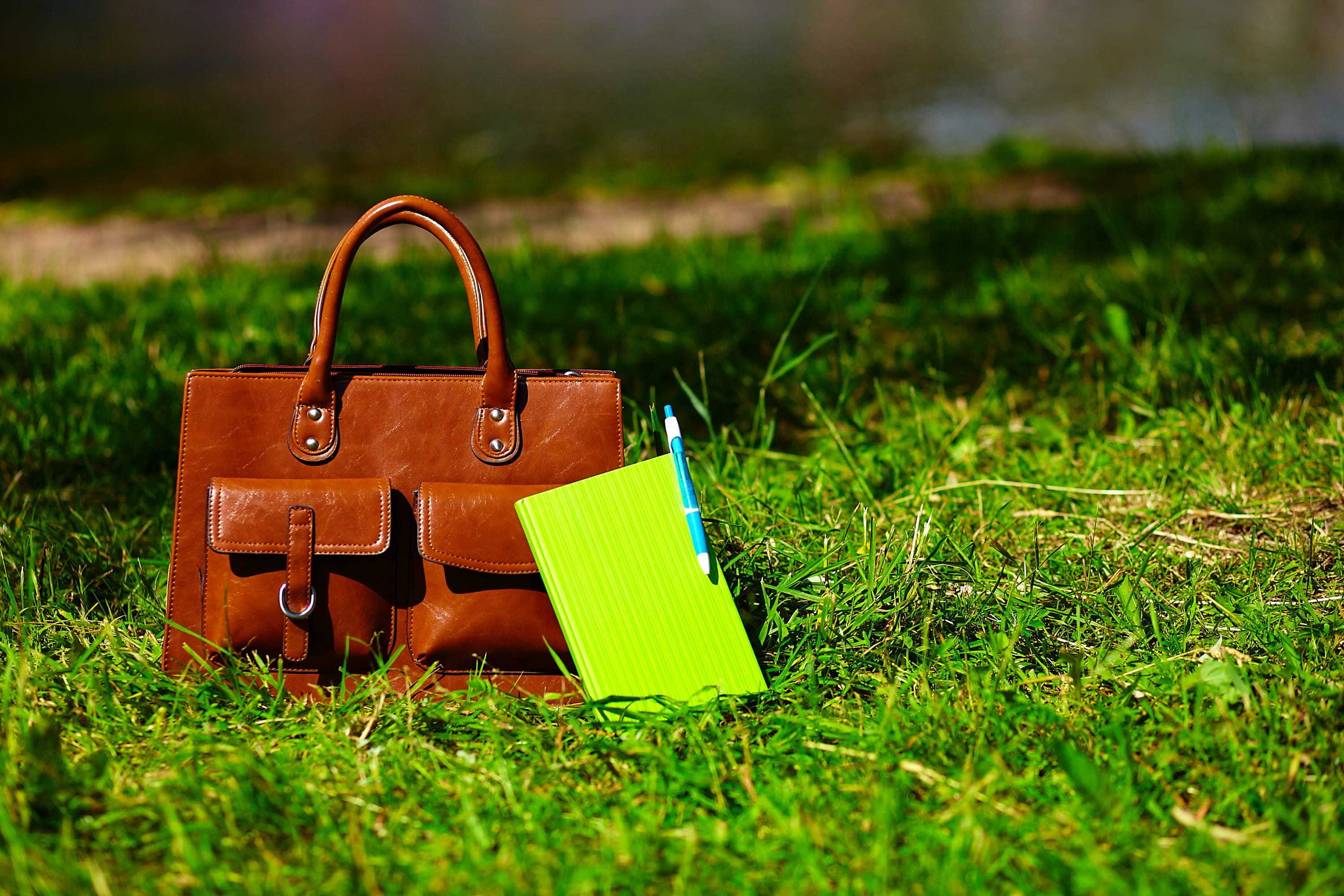 Uma bolsa feminina de couro marrom.