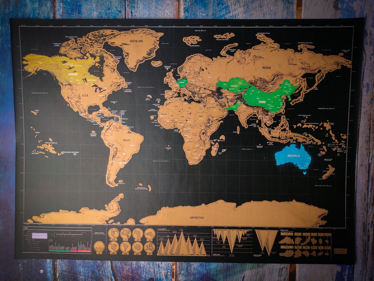 Una mappa del mondo da grattare appesa a una parete.
